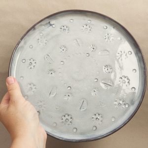 Ručně vyráběný keramický talíř "Kamenný dotek" - kamenina 26,5cm