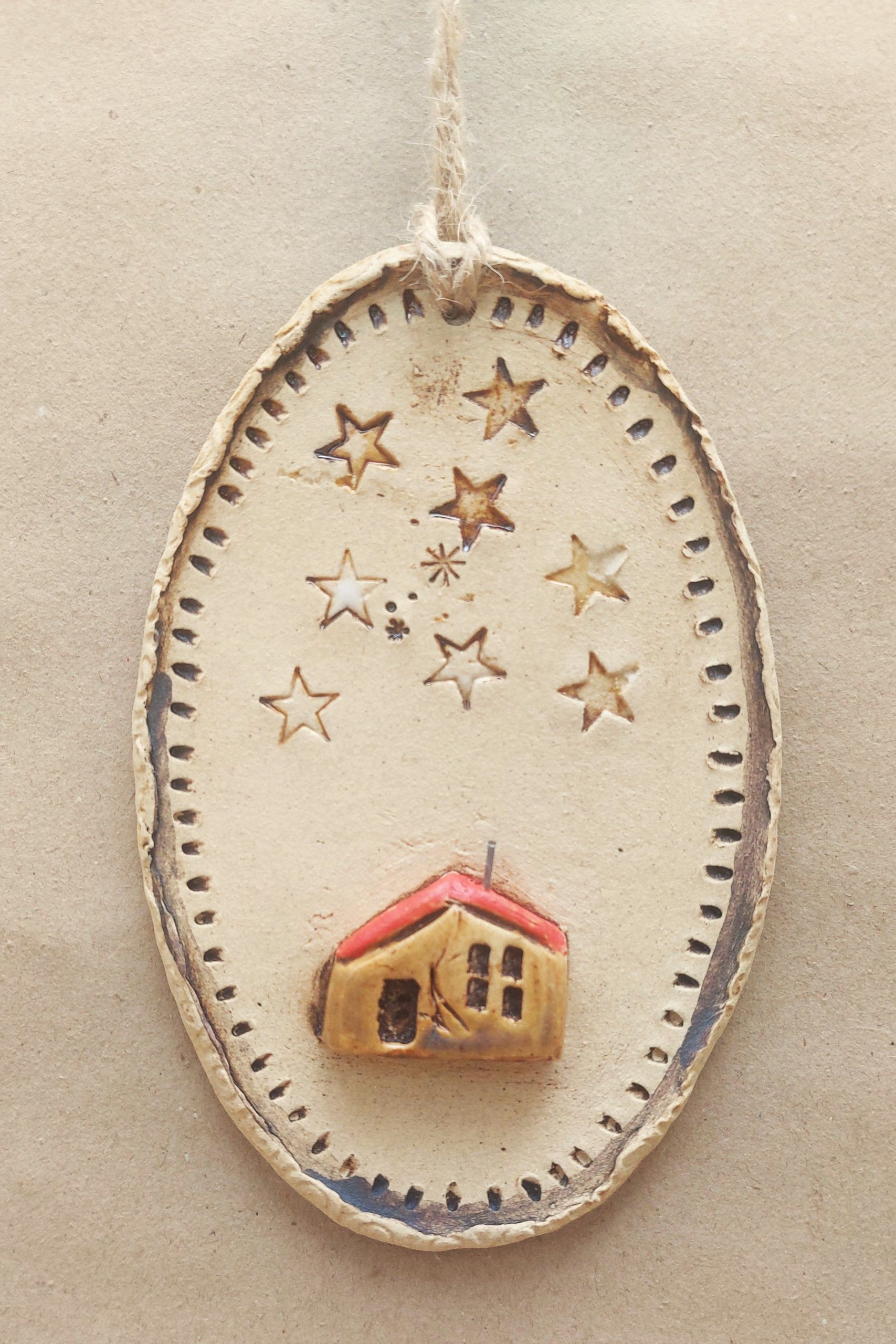 Keramický medailon na zeď "Domeček pod hvězdami" - 13x8,5cm
