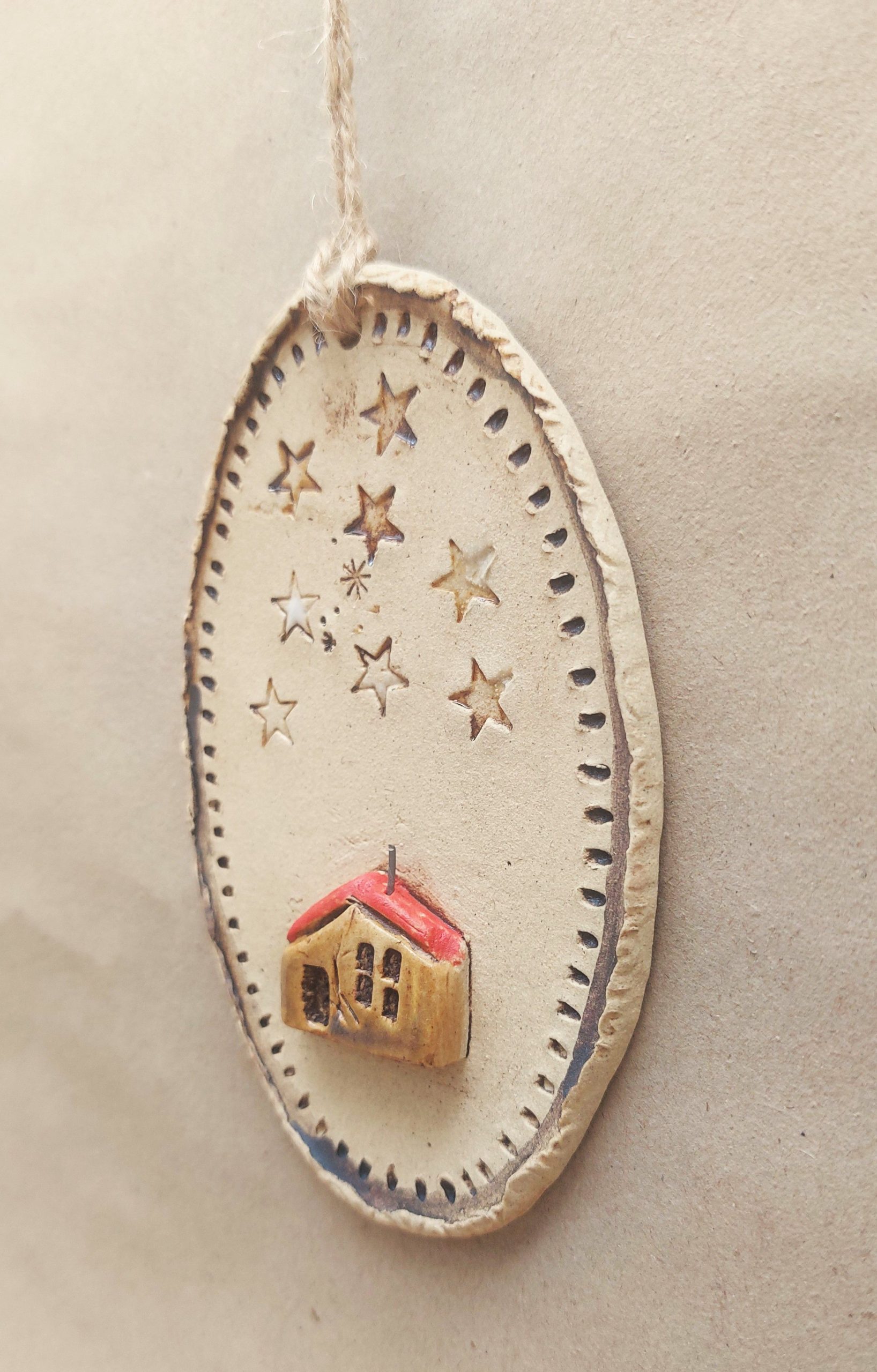 Keramický medailon na zeď "Domeček pod hvězdami" - 13x8,5cm - Obrázek 2