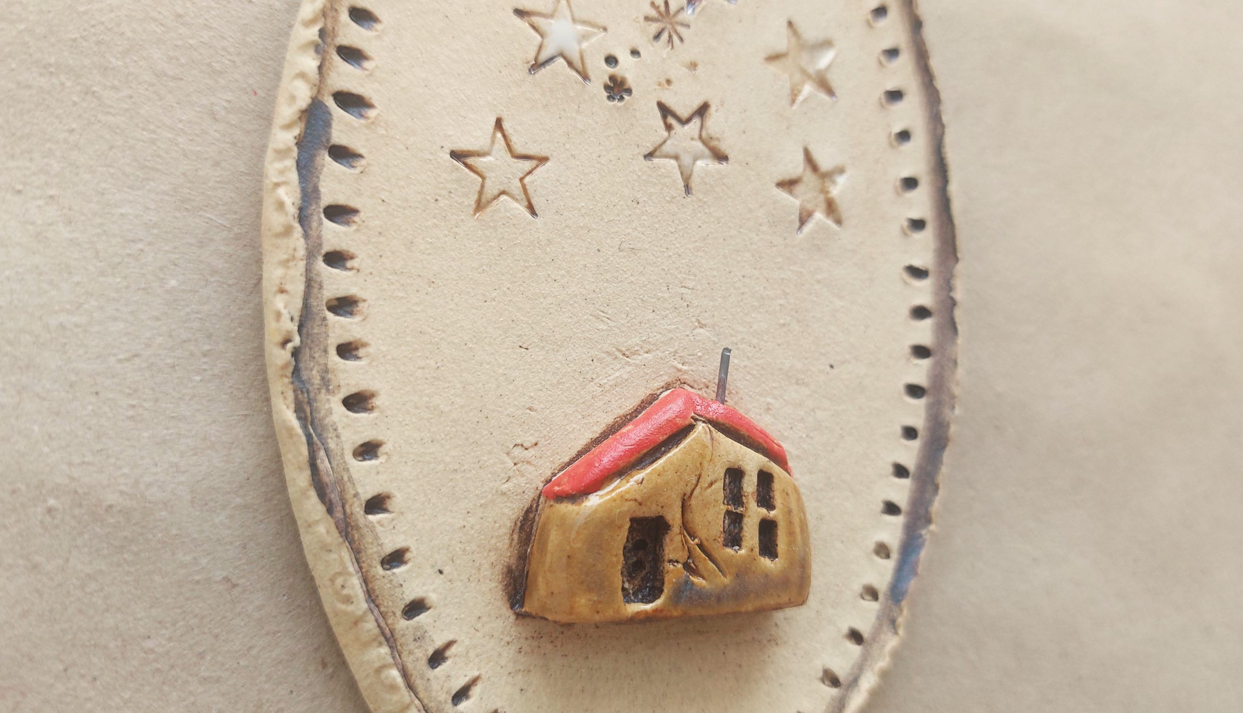 Keramický medailon na zeď "Domeček pod hvězdami" - 13x8,5cm - Obrázek 3