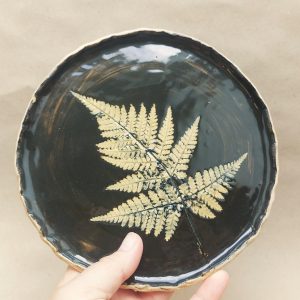 Ručně vyráběný keramický talířek "Lesní kapradí" - kamenina 17cm