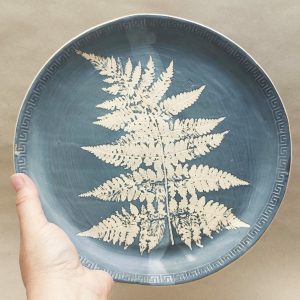 Ručně vyráběný keramický talíř "Lesní kapradí" - kamenina 25cm