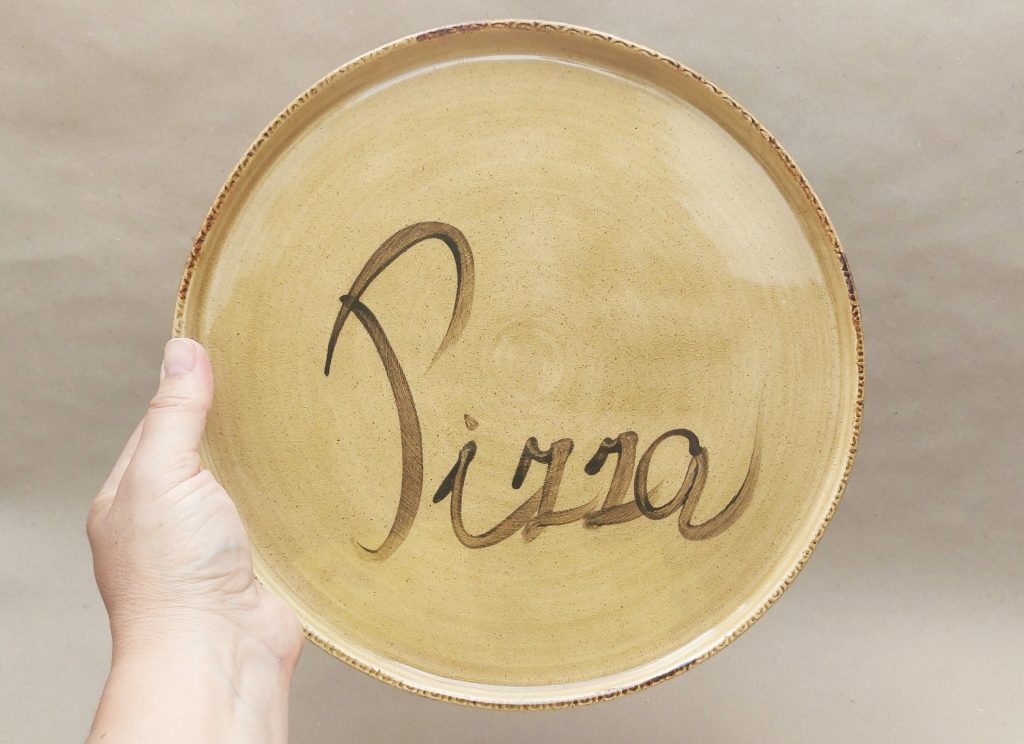 Ručně vyráběný keramický talíř "Pizza" - kamenina 26,5cm