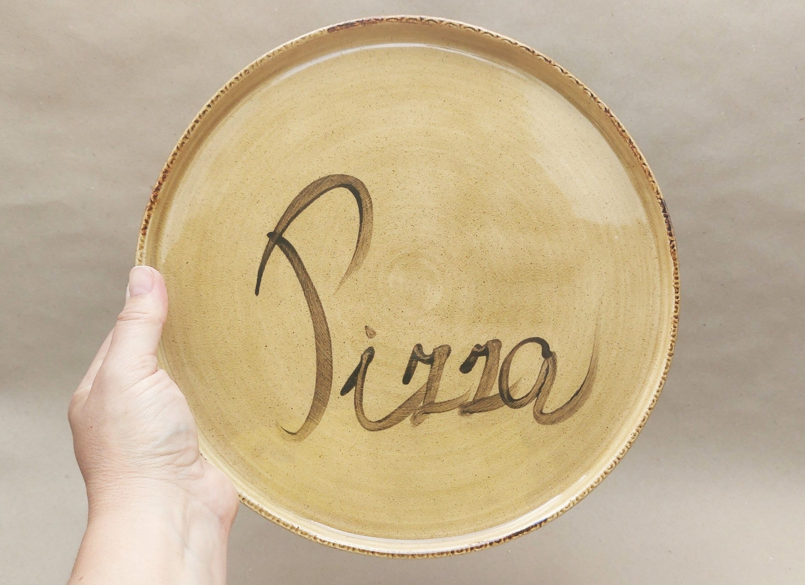 Ručně vyráběný keramický talíř „Pizza“ – kamenina 26,5cm